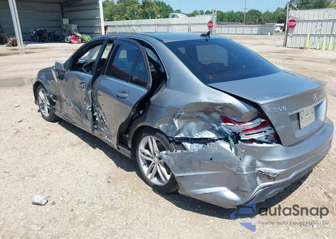 2013 Mercedes-Benz C 300 Luxury 4Matic/Sport 4Matic z USA, uszkodzony, nr VIN WDDGF8AB1DR291773